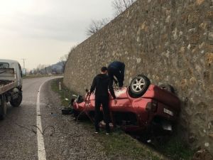 Taklalar Atan Otomobil Duvara Çarparak Durabildi: 1 Ölü