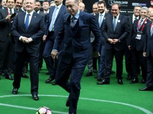 Cumhurbaşkanı Desailly’e Penaltı Attı