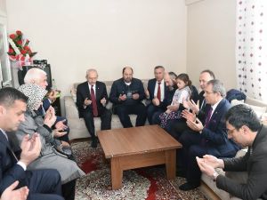 Kılıçdaroğlu Şehit Ailesini Ziyaret Etti