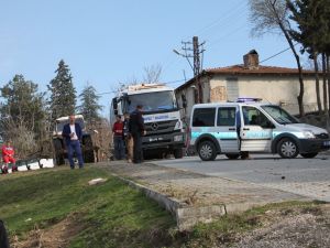 Çöp Kamyonunda Esrarengiz Patlama: 2 Yaralı