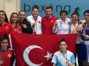 Kadın Boksörler Bakü’de Fırtına Gibi Esti