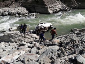 Minibüs Irmağa Uçtu: 1 Ölü, 2 Yaralı
