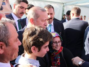Cumhurbaşkanı Erdoğan Vatandaşlarla Fotoğraf Çektirdi