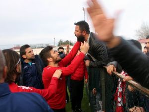 Futbolcularla Taraftarlar Arasında Gerginlik