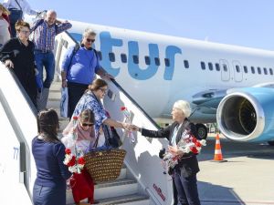 İlk İskandinav Turist Kafilesi Çiçeklerle Karşılandı