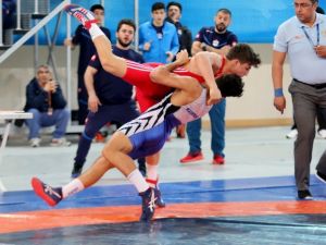 Yıldızlar Grekoromen Ve Serbest Güreş Şampiyonaları Sona Erdi