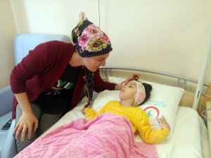 5 Yaşındaki Kızı Gözünün Önünde Eriyor