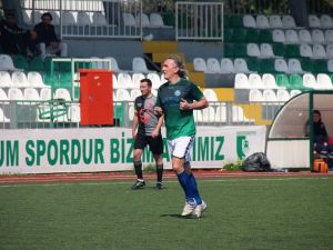 Ünlü Futbolcu Yıllar Sonra Yine Sahalarda