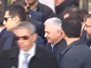Başbakan Yıldırım Şehit Ömer Halisdemir’in Kabrini Ziyaret Etti