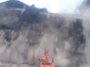 Bina İş Makinesinin Üzerine Çöktü