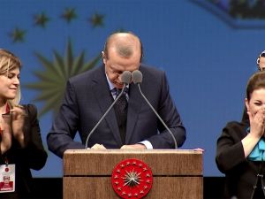 Cumhurbaşkanı Erdoğan İmzayı Kürsüde Attı