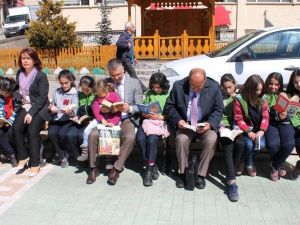 Şavşat Kaymakamı Öğrencilerle Sokakta Kitap Okudu
