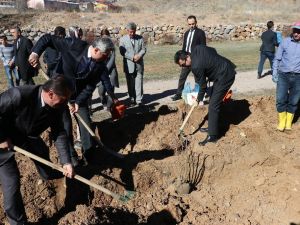 Gümüşhane’de 7 Bin Kuşburnu Toprakla Buluştu