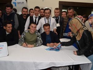 Trabzonsporlu Futbolcular İmza Dağıttı