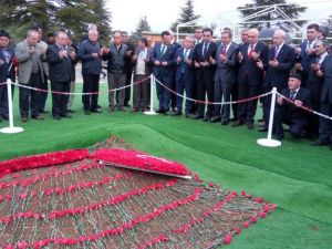 Kılıçdaroğlu Demirel’in Mezarını Ziyaret Etti