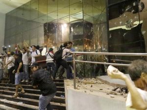Paraguay’da Kongre Binası Ateşe Verildi