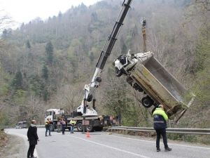 Dereye Uçan Kamyonu Böyle Dereden Çıkardılar