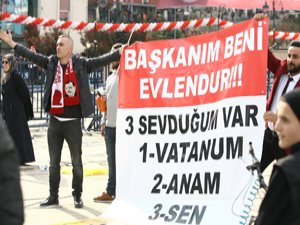 Cumhurbaşkanına İlginç Pankart ! Beni Evlendur...