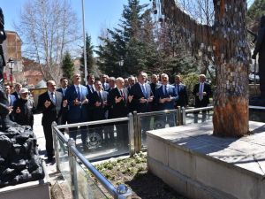 Bahçeli Ülkücü Şehitler Anıtını Ziyaret Etti