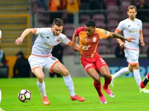 Tribünlerden "Yönetim İstifa" Çağrısı