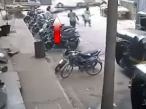 Devrilen Reklam Direğinin Altında Can Verdi
