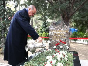 Erdoğan’dan Türkeş’in Mezarına Sürpriz Ziyaret