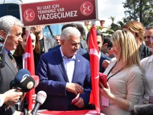 Başbakan Mhp’nin ’Evet’ Standını Ziyaret Etti