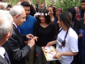 Yüzüklerini Kılıçdaroğlu Taktı