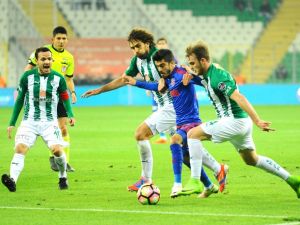 İlk Yarı Sessiz Bitti