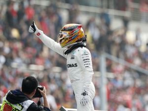 Çin’de Zafer Hamilton’ın