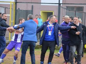 Şampiyonluk Maçında Tribünden Sahaya İnen Başkan Futbolcu Dövdü