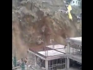 Devasa Toprak Parçası Böyle Çöktü