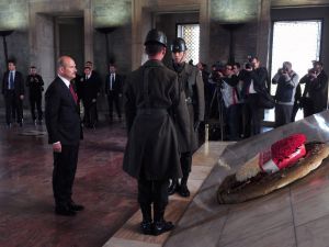 Bakan Soylu’dan Anıtkabir’e Ziyaret