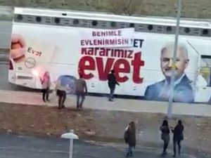 Seçim Otobüsü Üzerinde Evlenme Teklifi