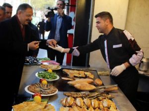 Bakan Esnaf Ziyaretinde Balık Yedi
