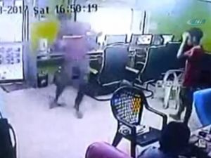 İnternet Kafede Dehşet: Yılan Böyle Saldırdı