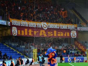 Tribünlerden "İstifa" Sloganları Yükseldi