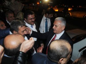 Başbakan’a Havalimanında ’Evet’ Sürprizi