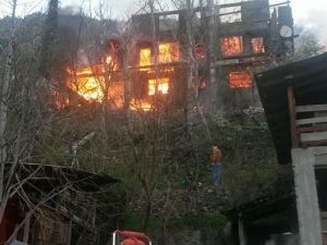 Yusufeli’nde Çıkan Yangında 3 Katlı Ev Kül Oldu