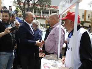 Çavuşoğlu "Hayır" Standını Ziyaret Etti