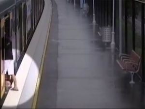 Çocuk Trenle İstasyon Arasındaki Boşluğa Düştü