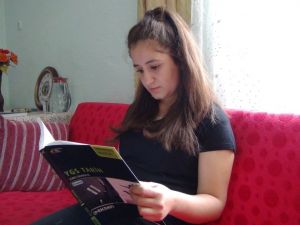 Sürekli Karnı Guruldayan Genç Kız Hayata Küstü