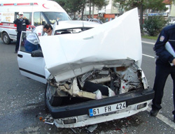Otomobil TIR'a çarptı: 4 yaralı