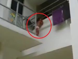 Balkondan Sarkan Çocuk Korkuttu