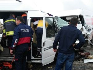 İki Minibüs Çarpıştı: 16 Yaralı