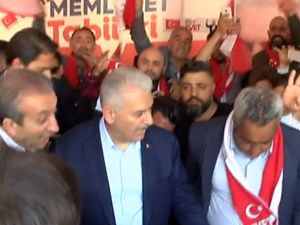 Başbakan Yıldırım ’Evet’ Çadırını Ziyaret Etti