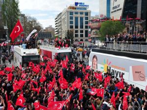Kılıçdaroğlu, Kızılay’da ‘Evet’ Ve ‘Hayır’cıları Selamladı