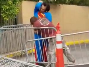 Superman Adamı Böyle Dövdü