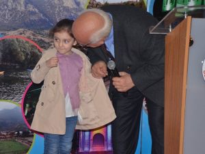 Bakan Konuşurken Bir Anda Kürsüye Çıktı