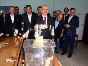 Hükümetten İlk Oyu Mehmet Şimşek Kullandı